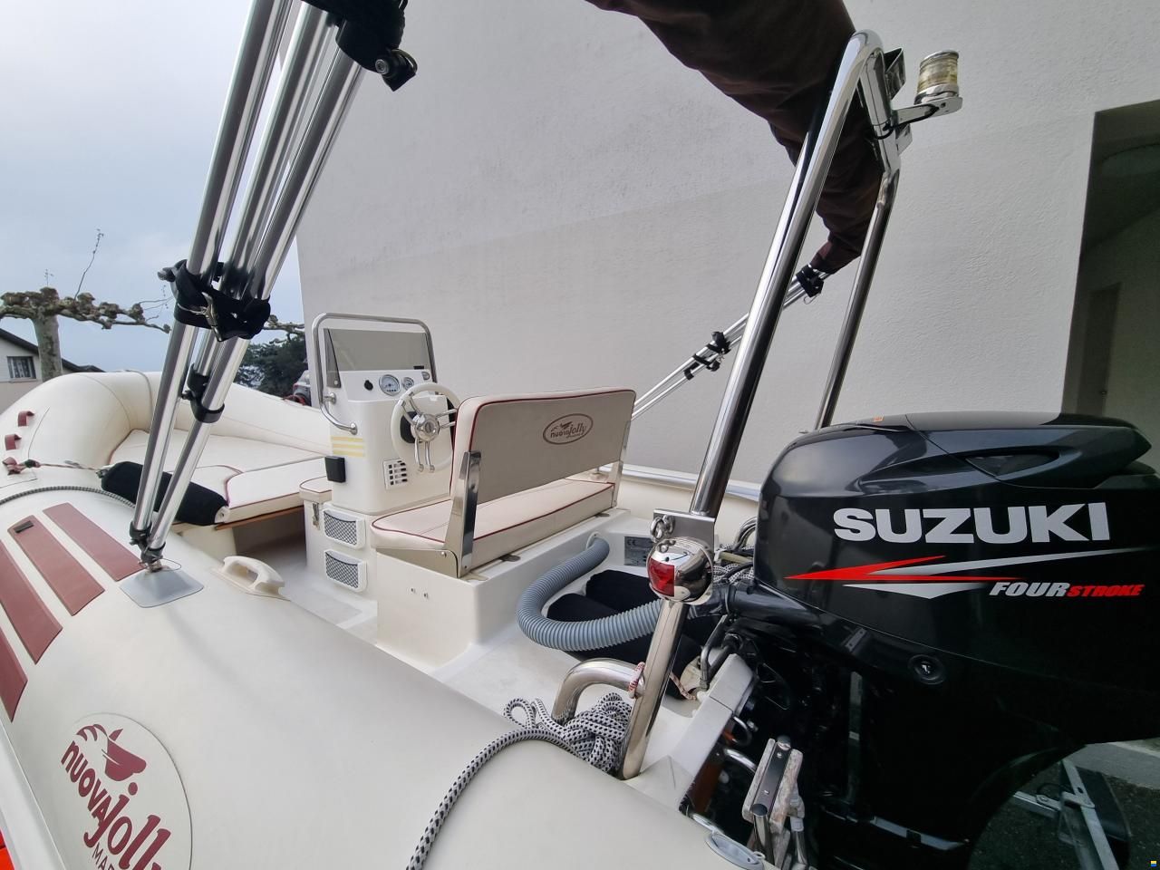 Nuova Jolly semi-rigide avec moteur hors-bord