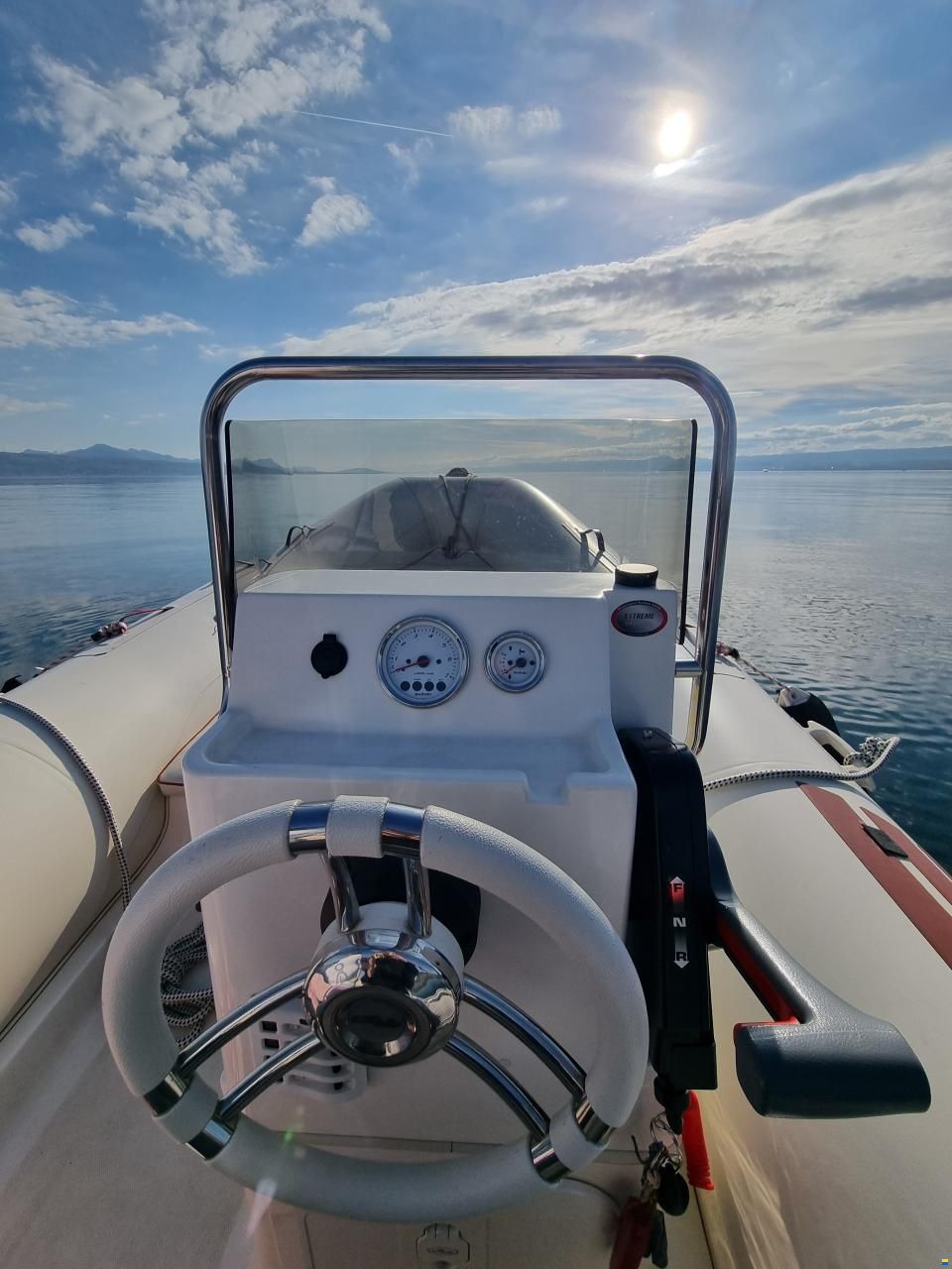 Nuova Jolly semi-rigide avec moteur hors-bord