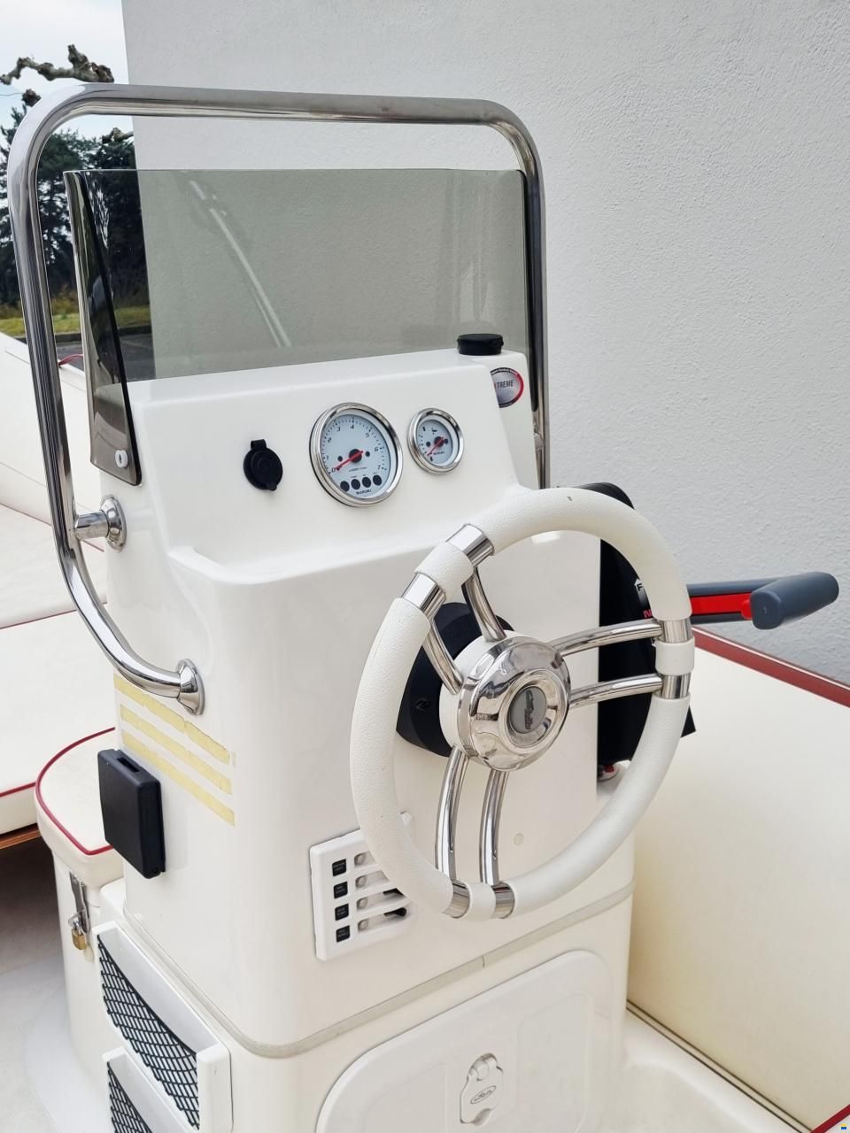 Nuova Jolly semi-rigide avec moteur hors-bord