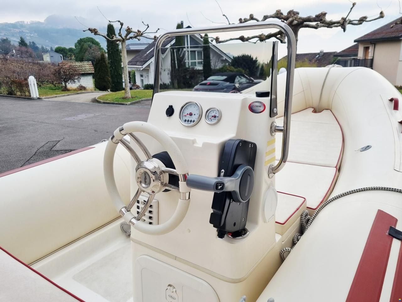 Nuova Jolly semi-rigide avec moteur hors-bord