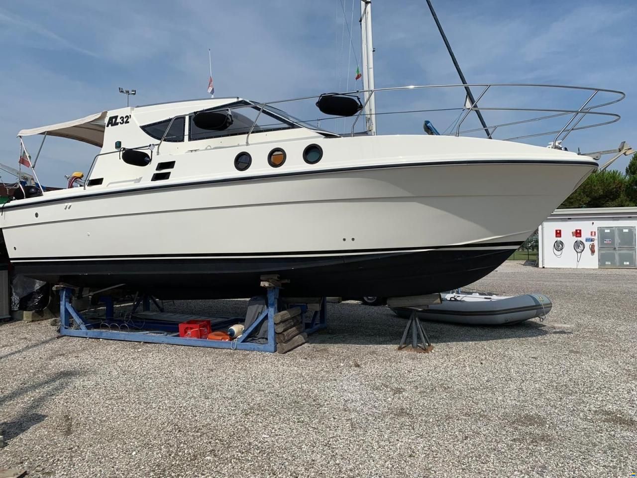 Azimut AZ 32