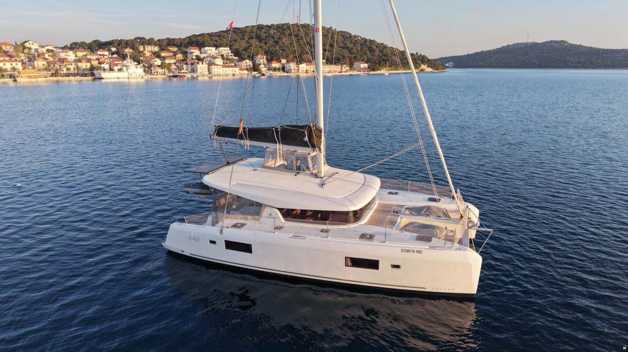 Lagoon 42