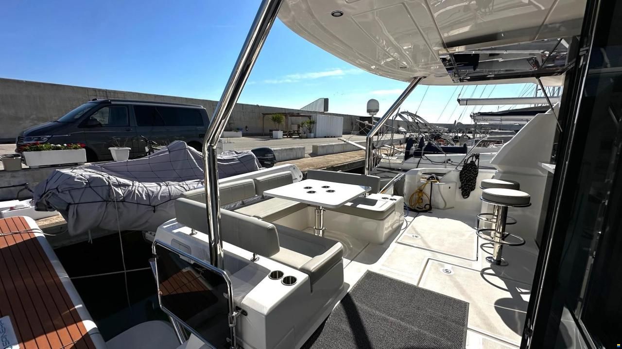 AQUILA 44 Yacht