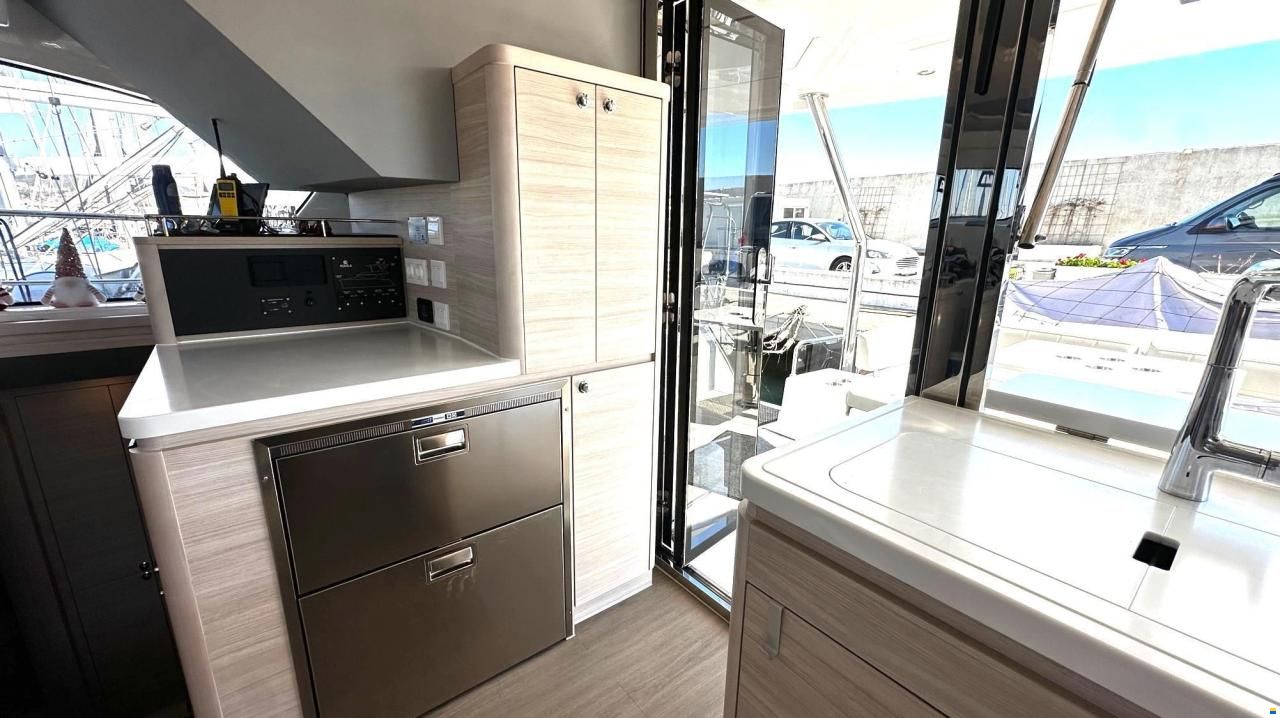 AQUILA 44 Yacht