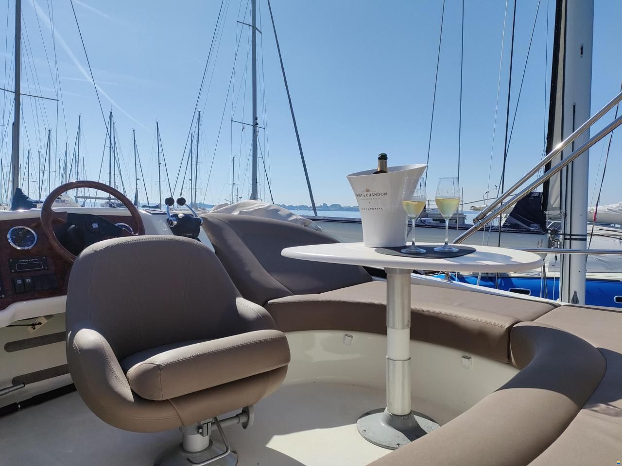 Jeanneau Prestige 36 Fly mit Welle/Bug- u. Heckst