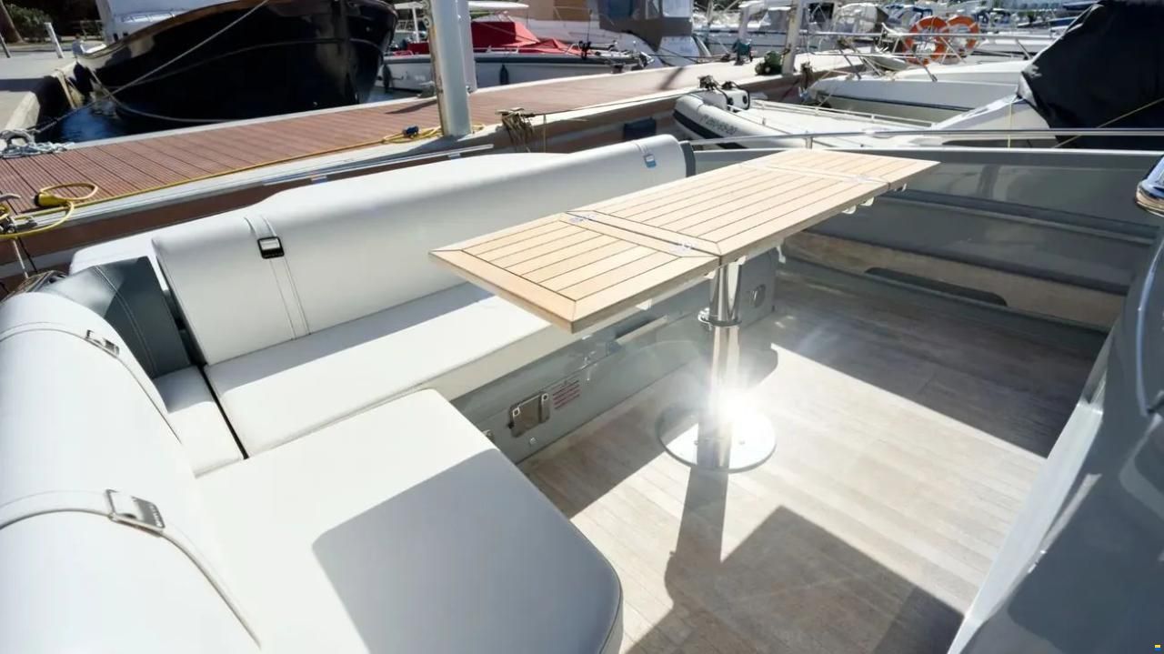 Invictus 320 GT