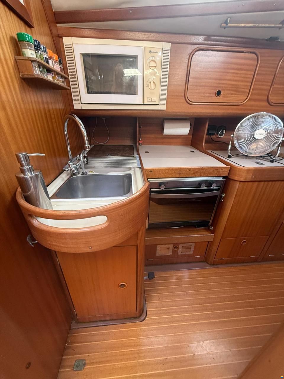 Bavaria Lagoon 390