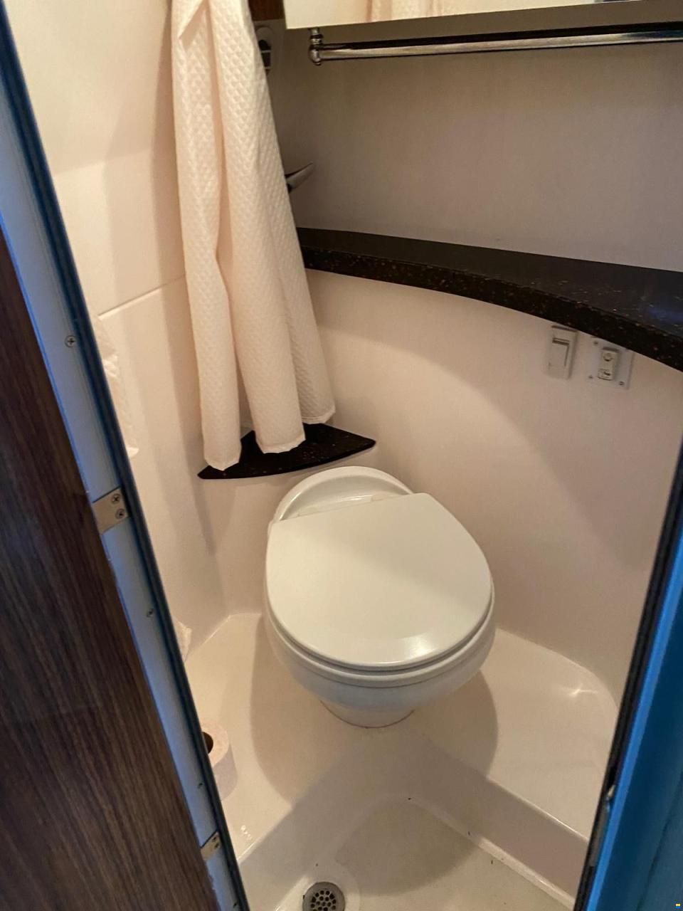Regal 28 Express Cruiser