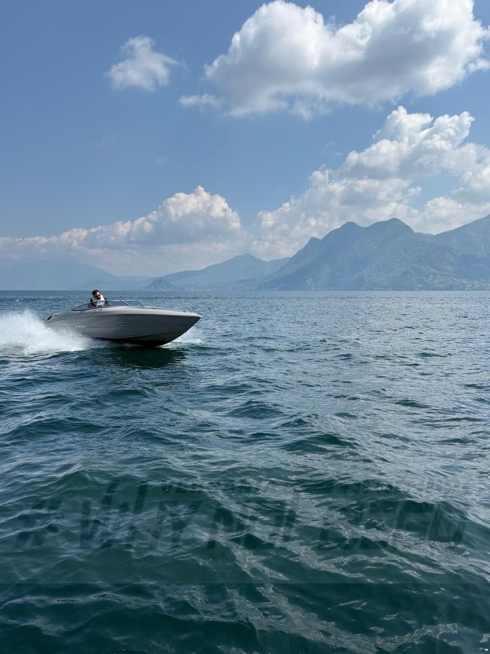 Stingray Cuddy 225 SX