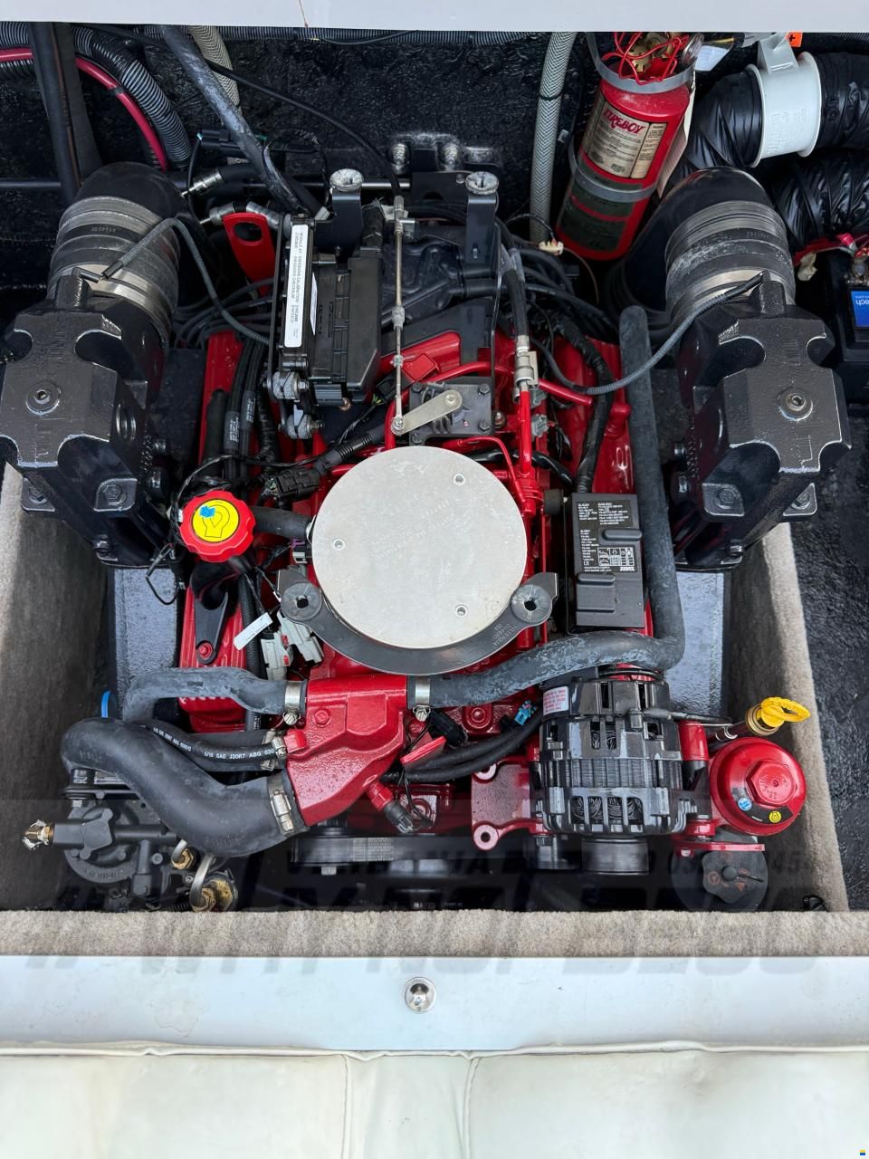 Stingray Cuddy 225 SX