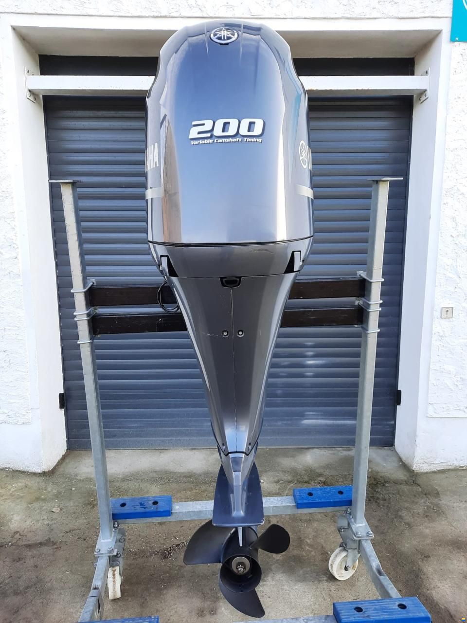 Yamaha F200