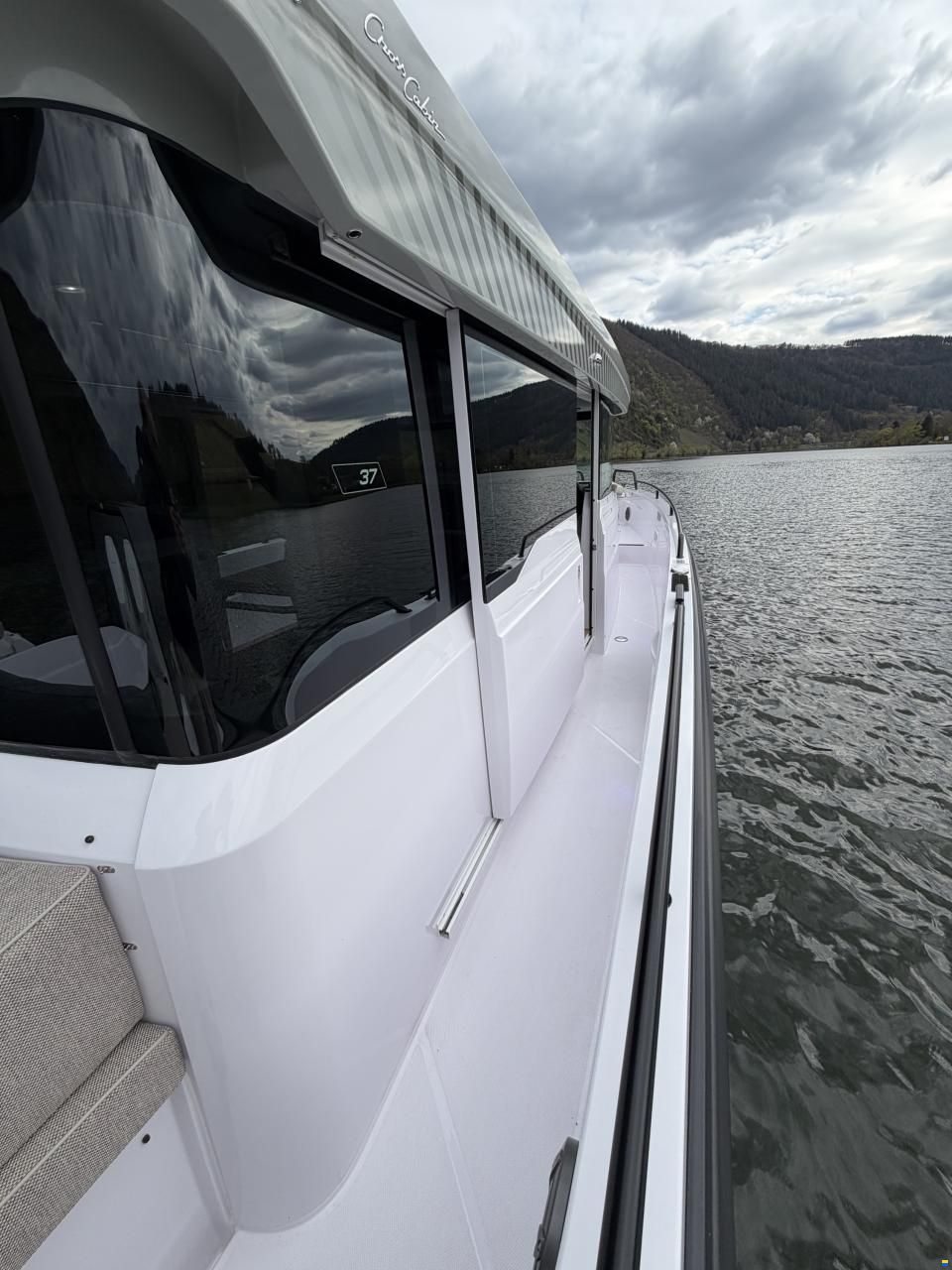 Axopar 37 XC Cross Cabin