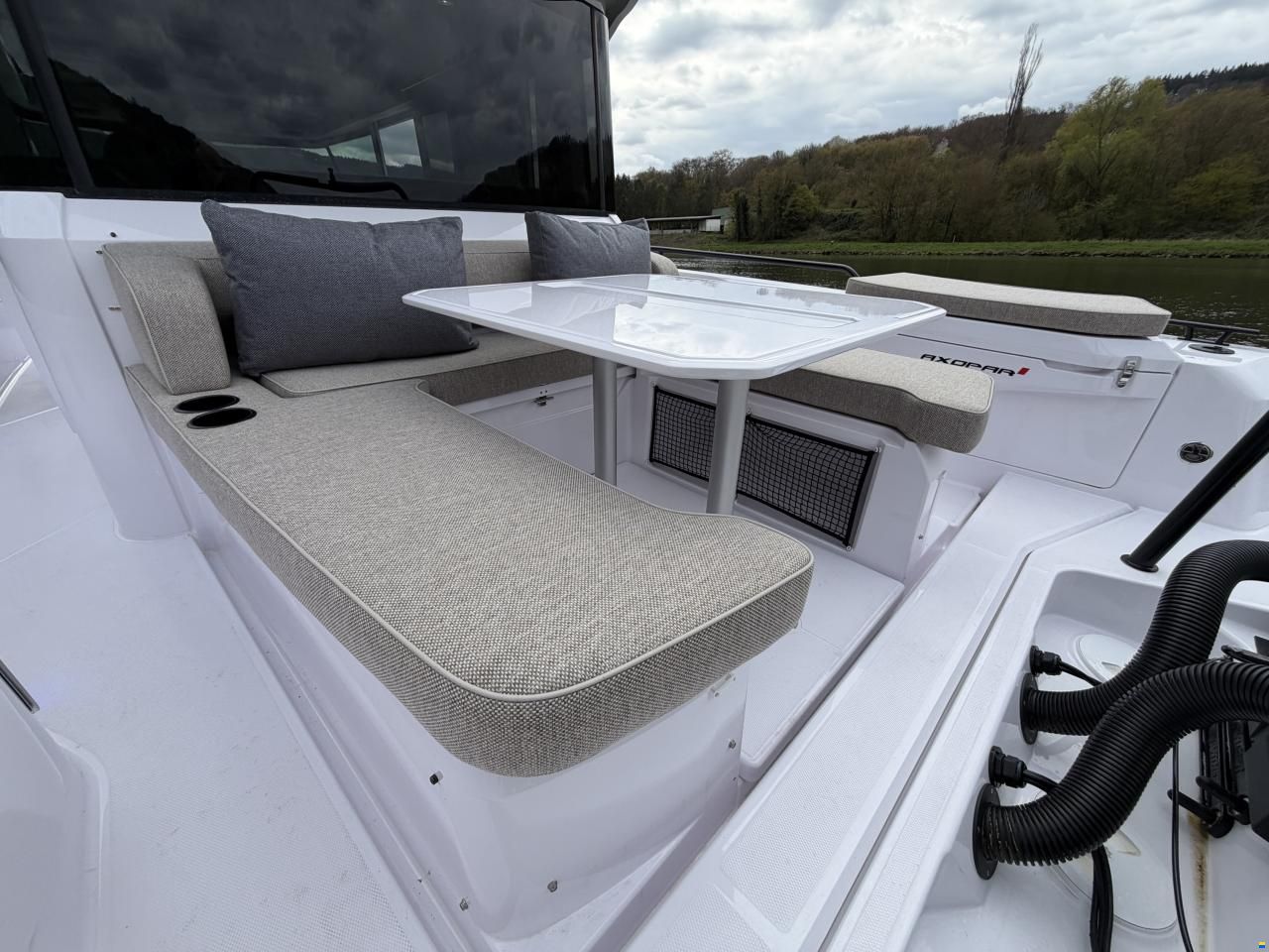 Axopar 37 XC Cross Cabin