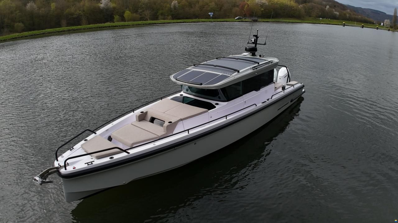 Axopar 37 XC Cross Cabin