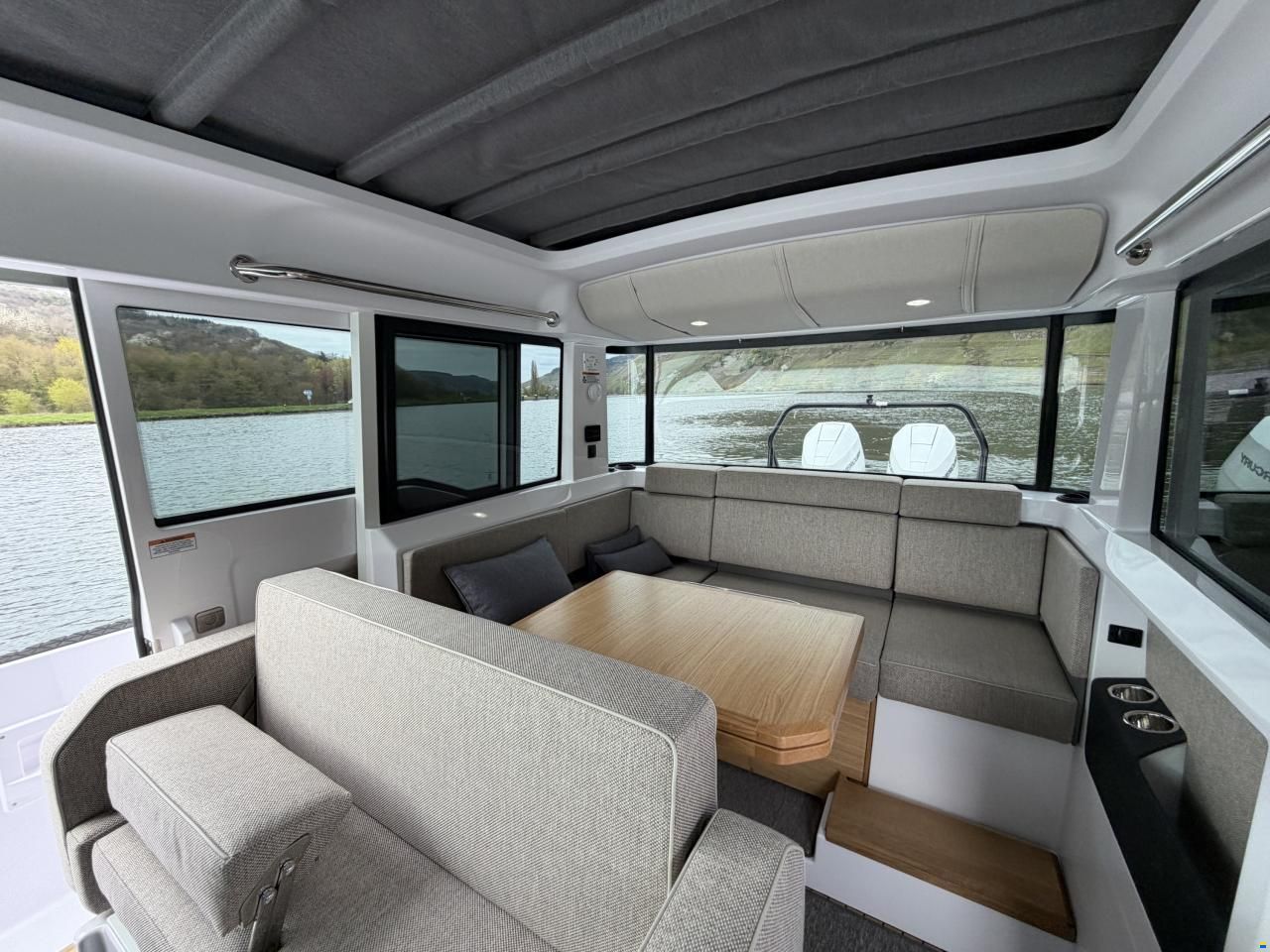 Axopar 37 XC Cross Cabin