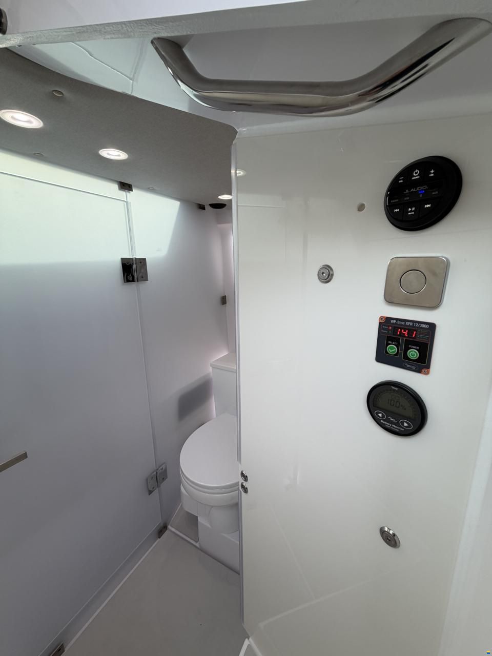 Axopar 37 XC Cross Cabin