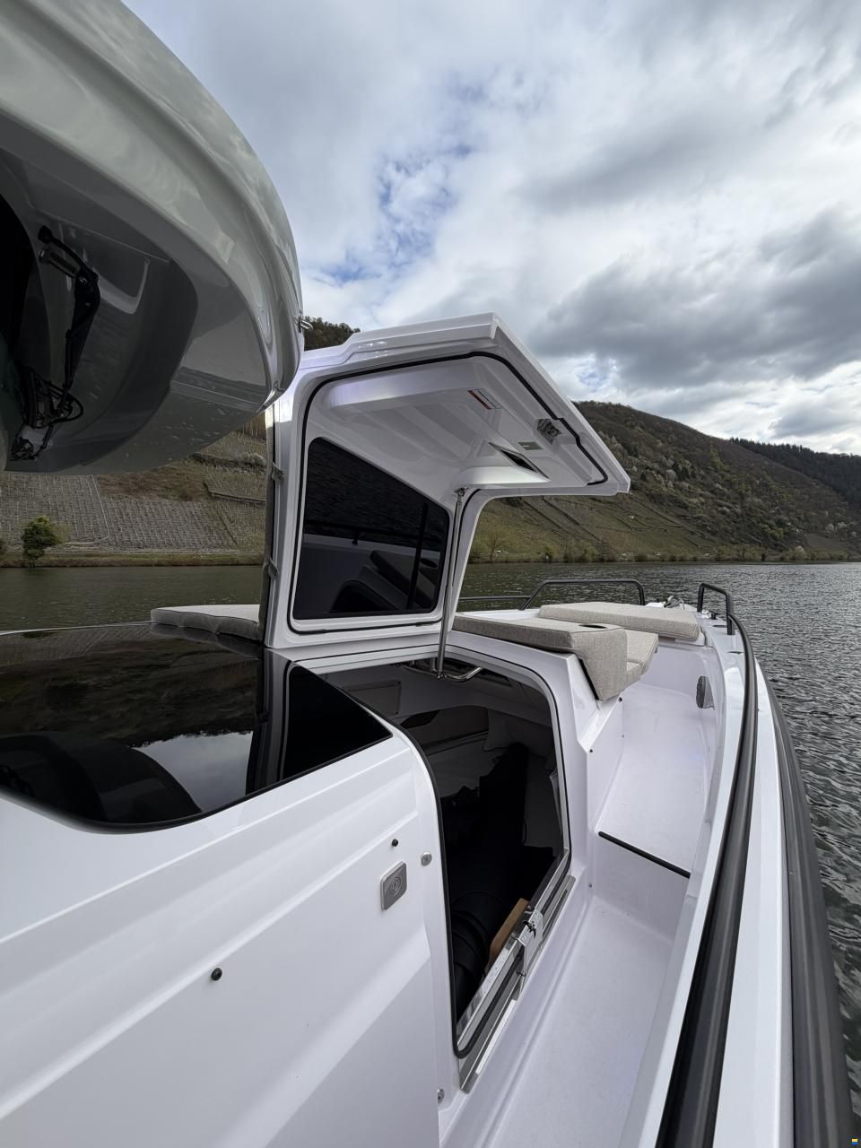 Axopar 37 XC Cross Cabin
