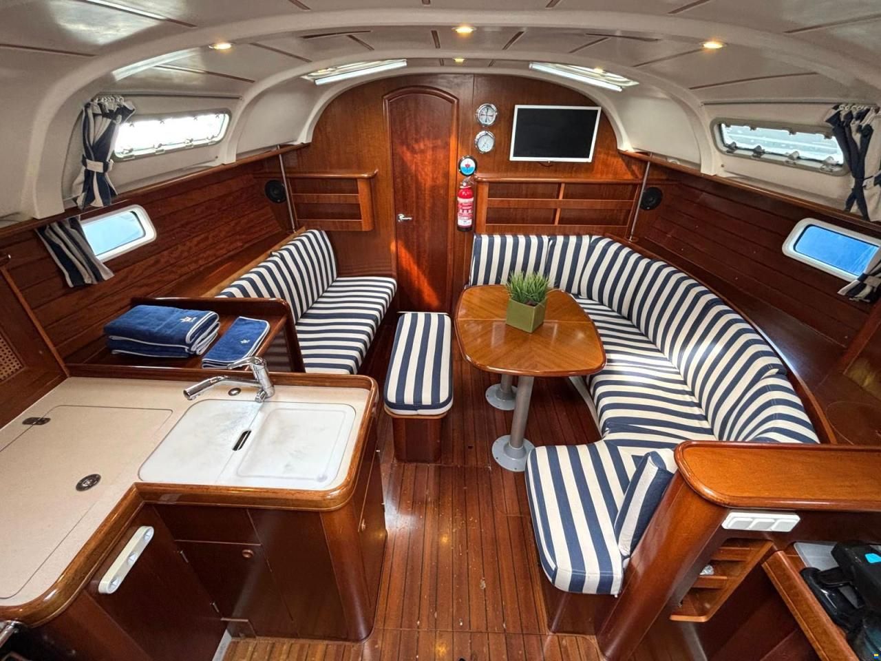 Beneteau Oceanis 381