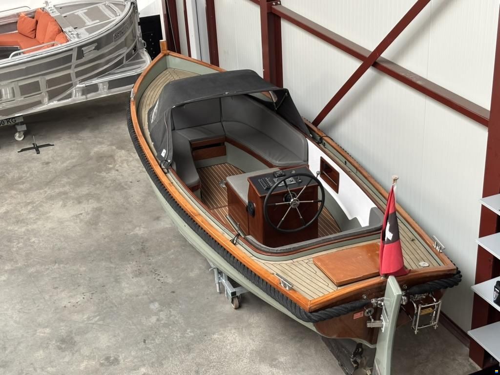 Victoria 700