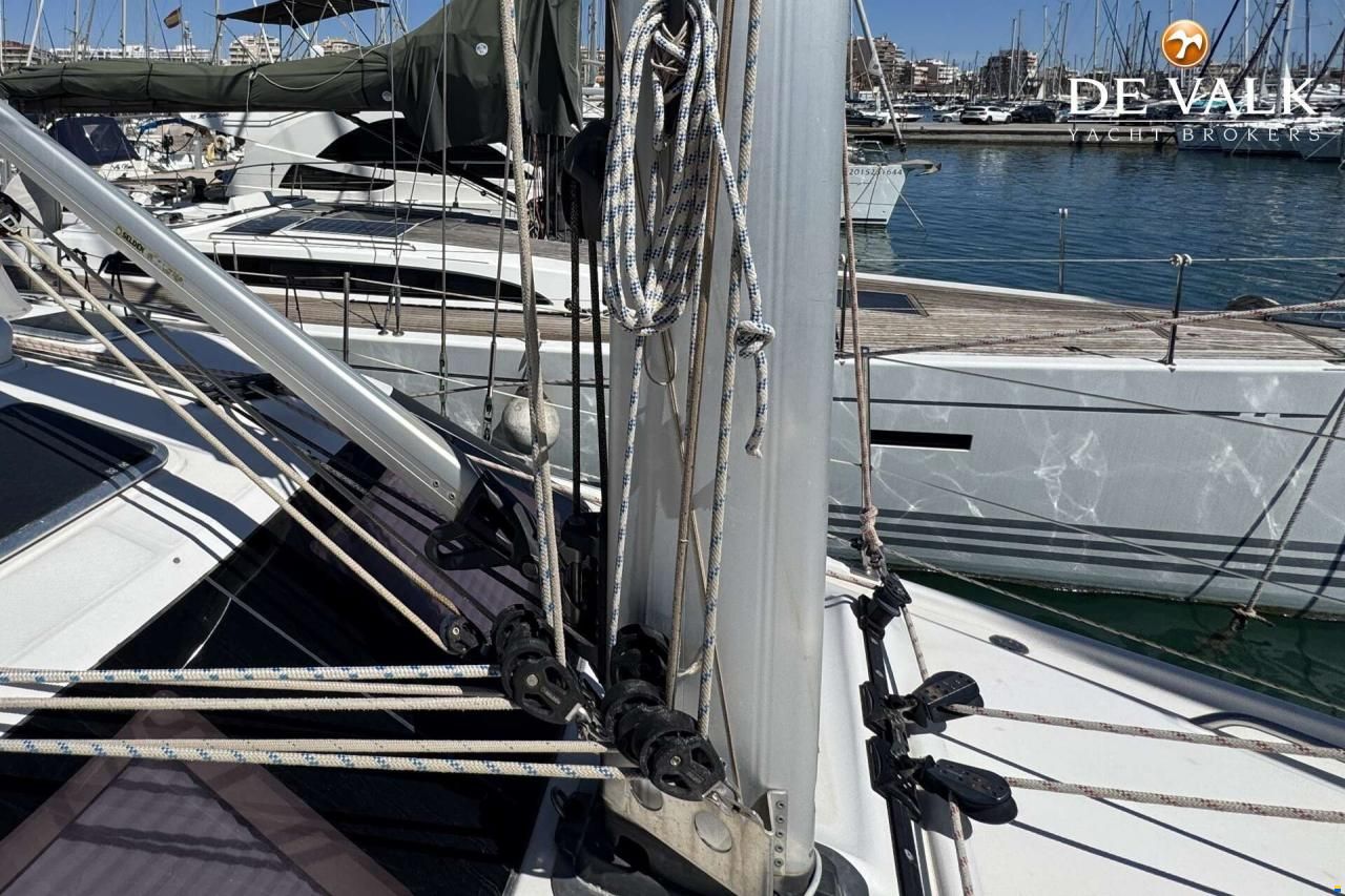 Hunter 50 Center Cockpit