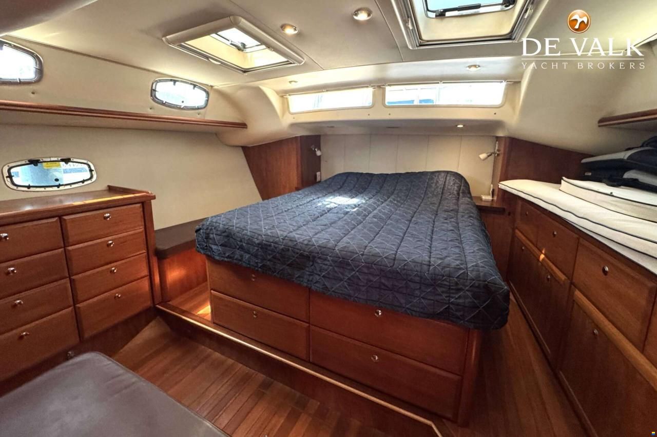 Hunter Marine 50 Center Cockpit