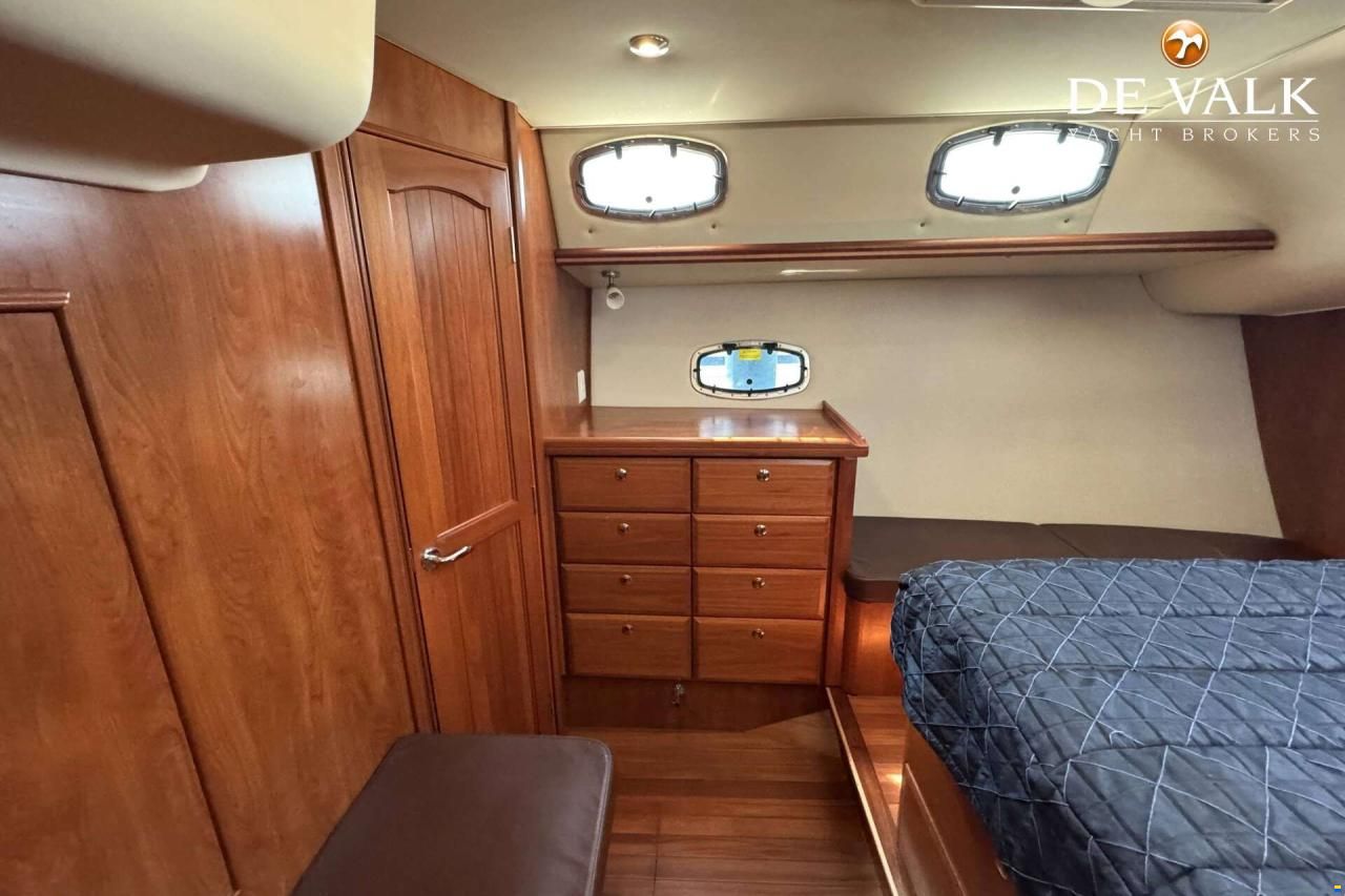 Hunter Marine 50 Center Cockpit