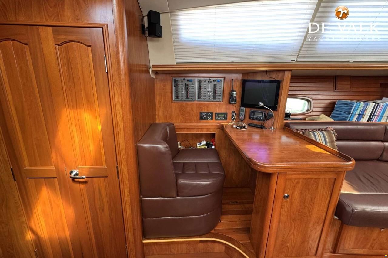 Hunter Marine 50 Center Cockpit