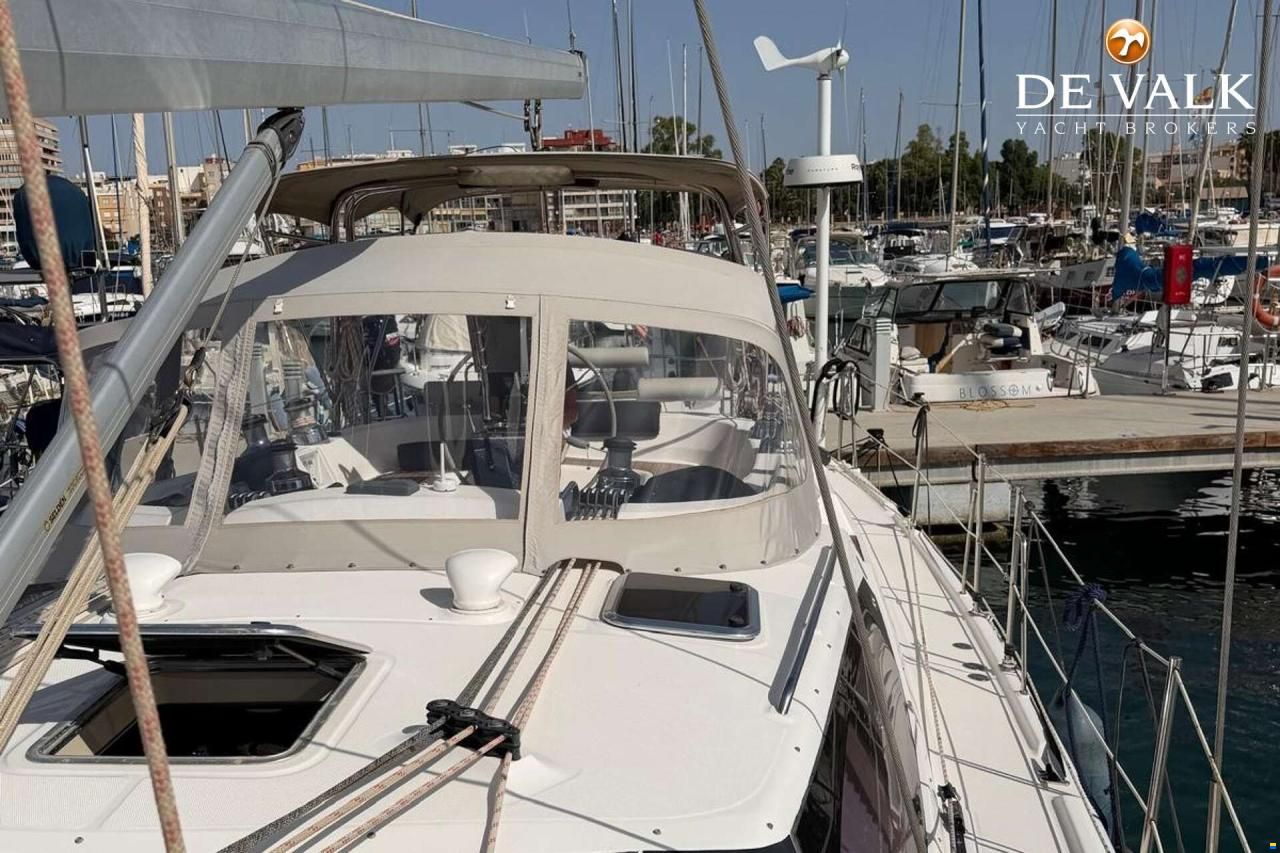 Hunter 50 Center Cockpit