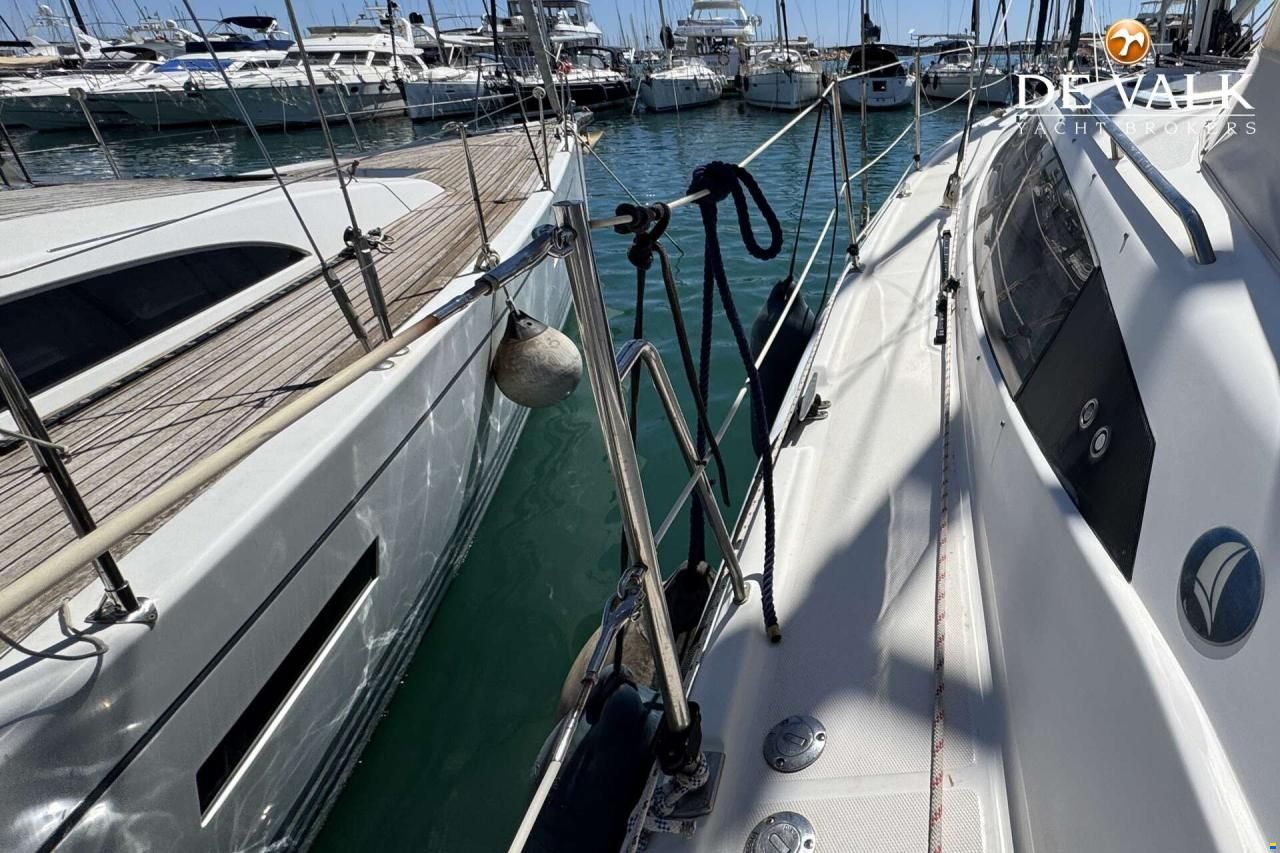 Hunter 50 Center Cockpit