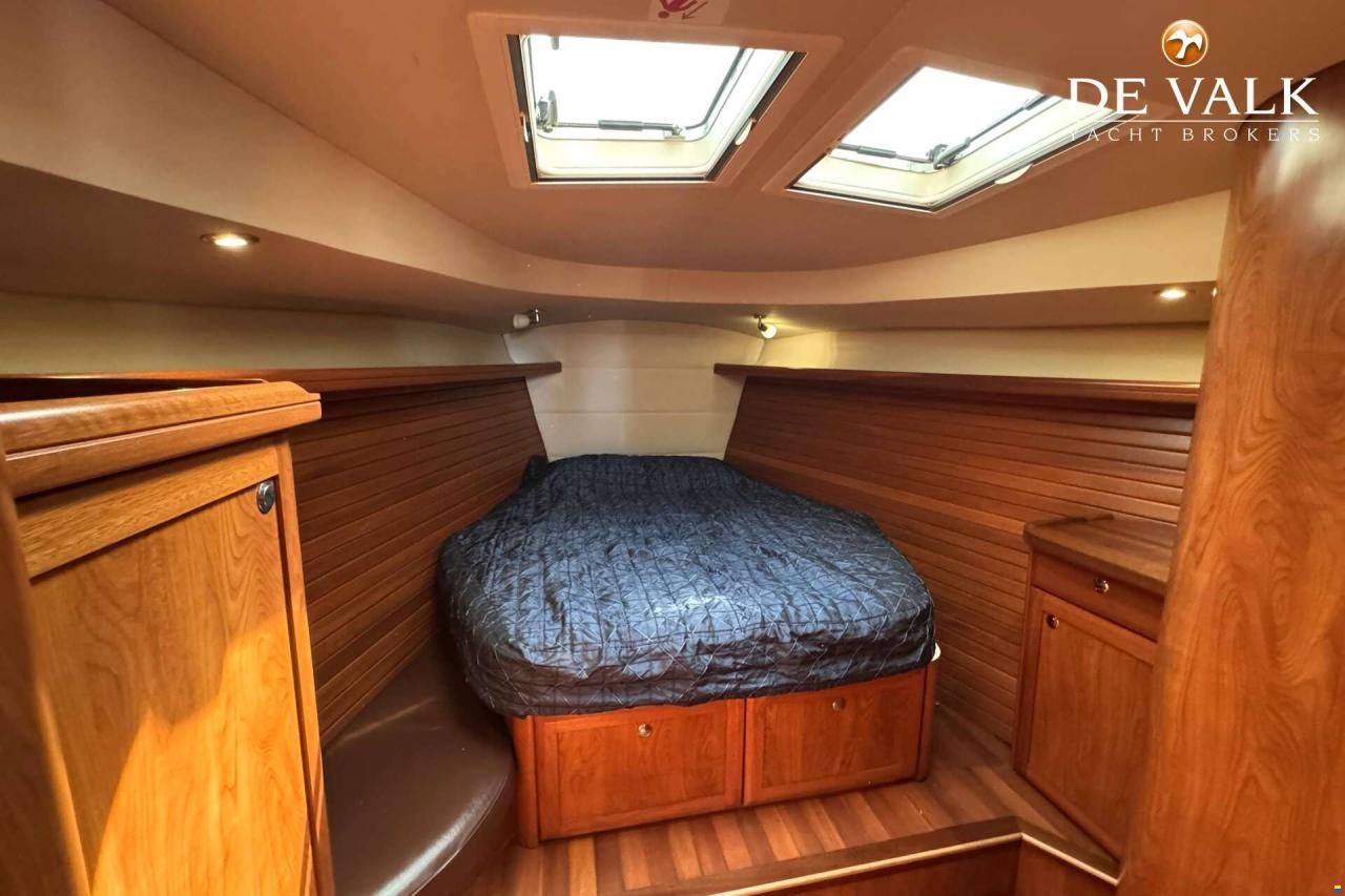 Hunter Marine 50 Center Cockpit