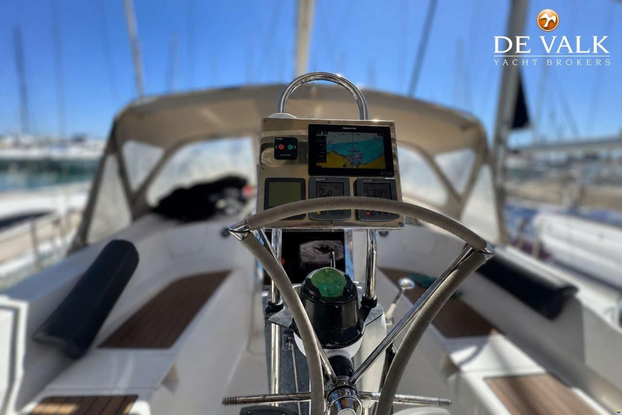 Hunter 50 Center Cockpit