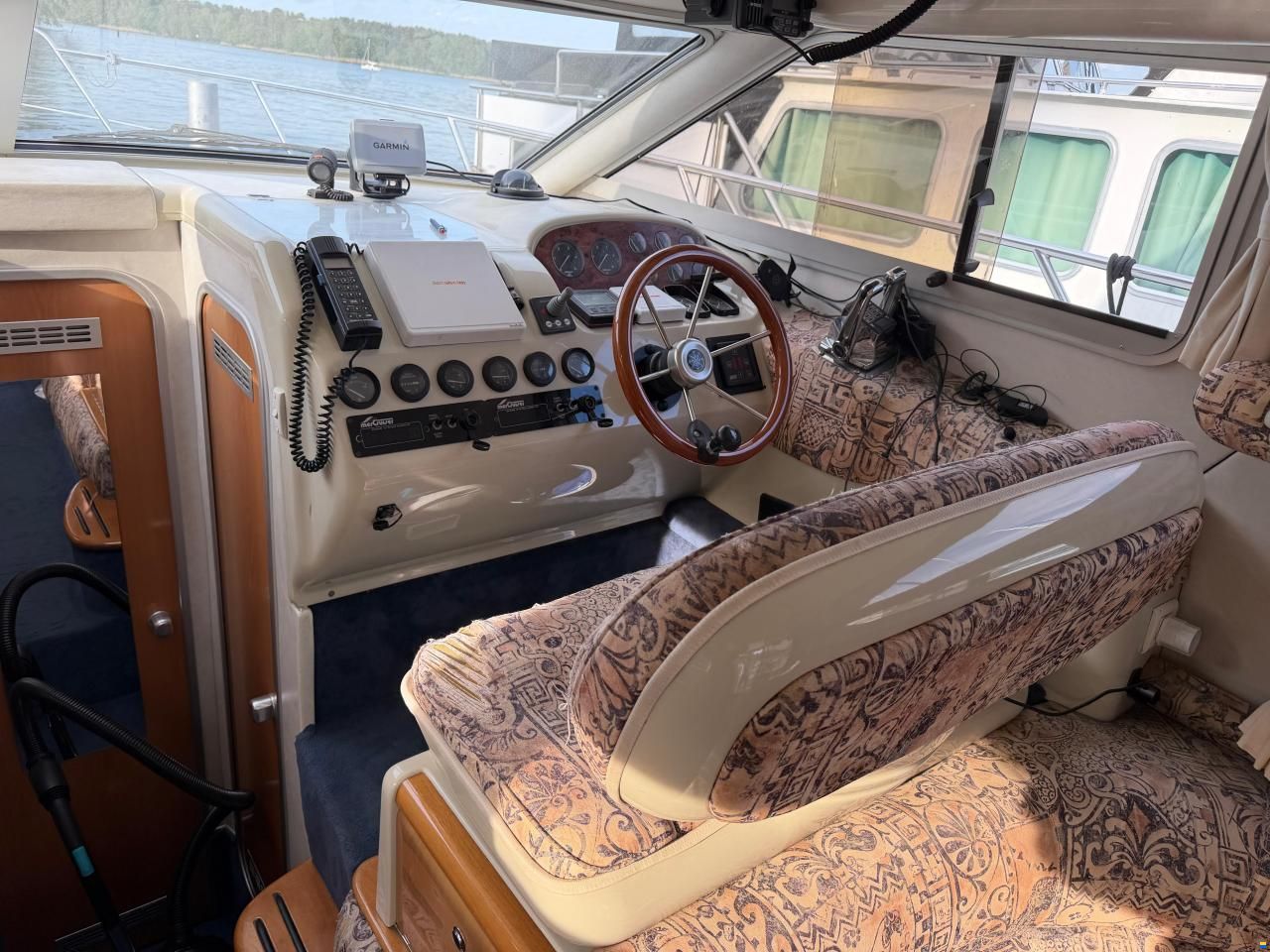 Sealine F330 Statesman