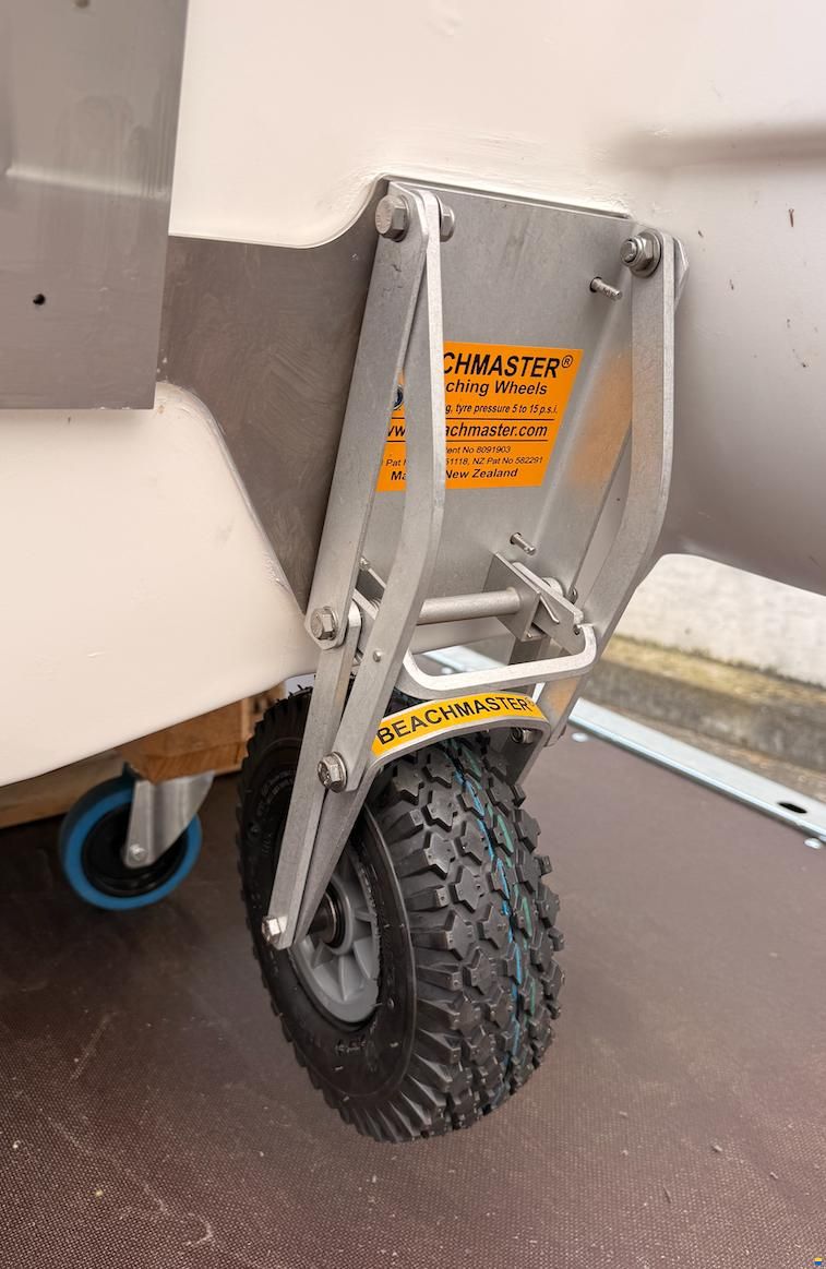 Whaly 270 - Robustes HDPE Boot in Weiss