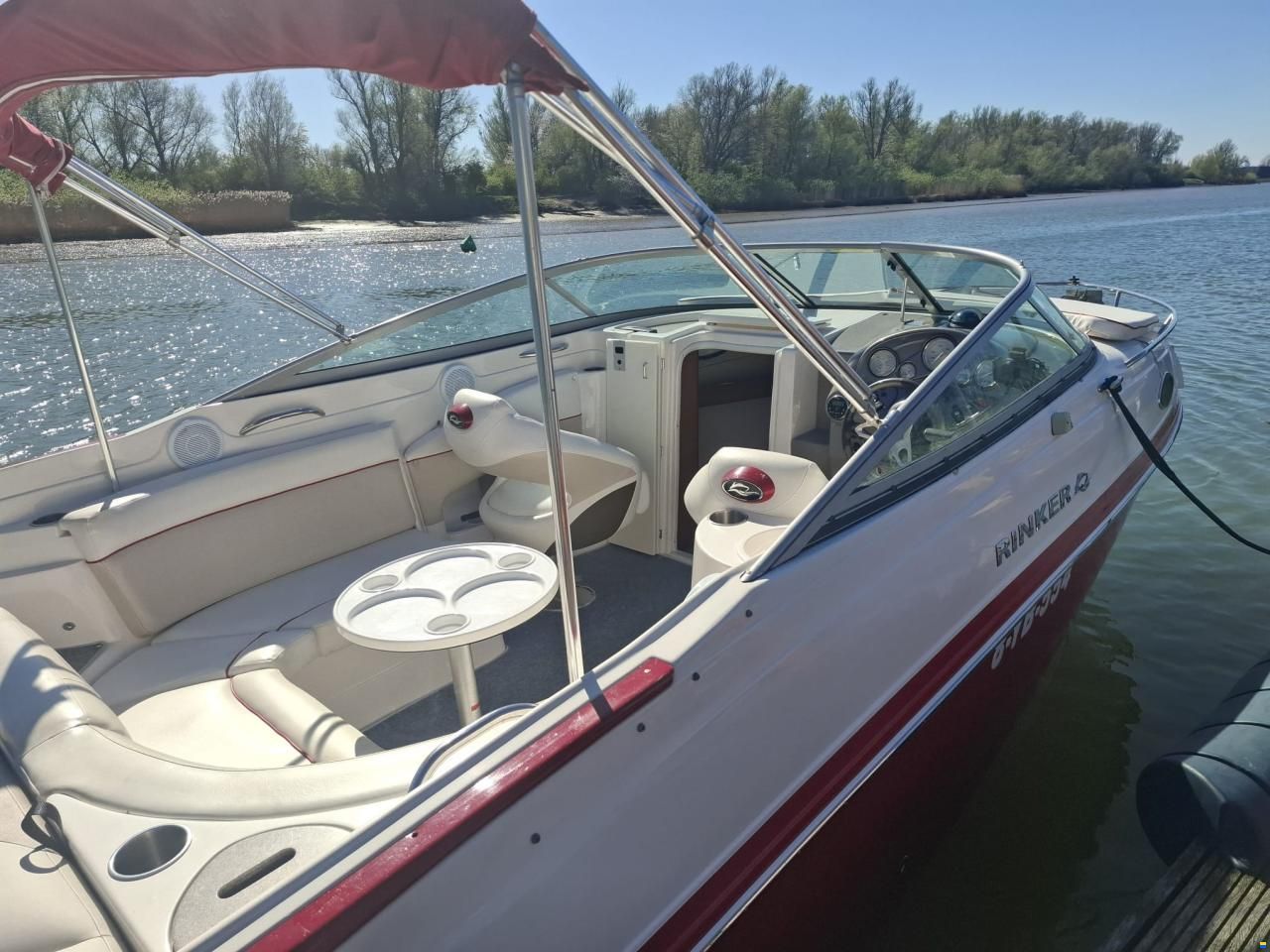 Rinker 246 Captiva Cuddy