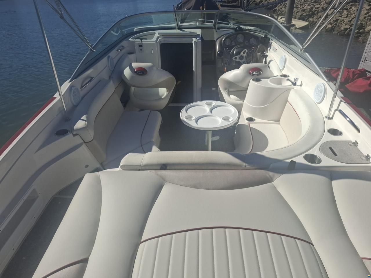 Rinker 246 Captiva Cuddy