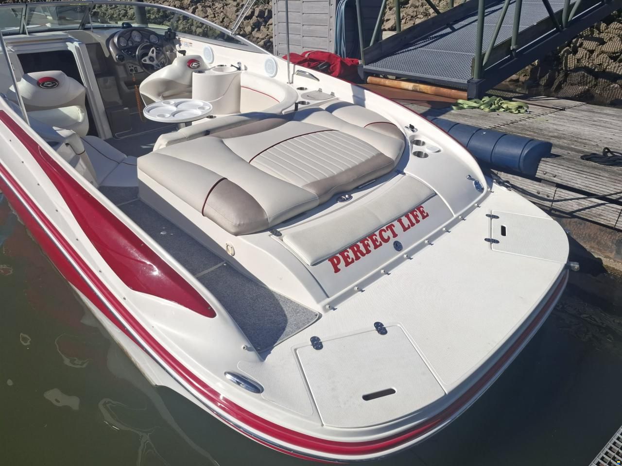 Rinker 246 Captiva Cuddy