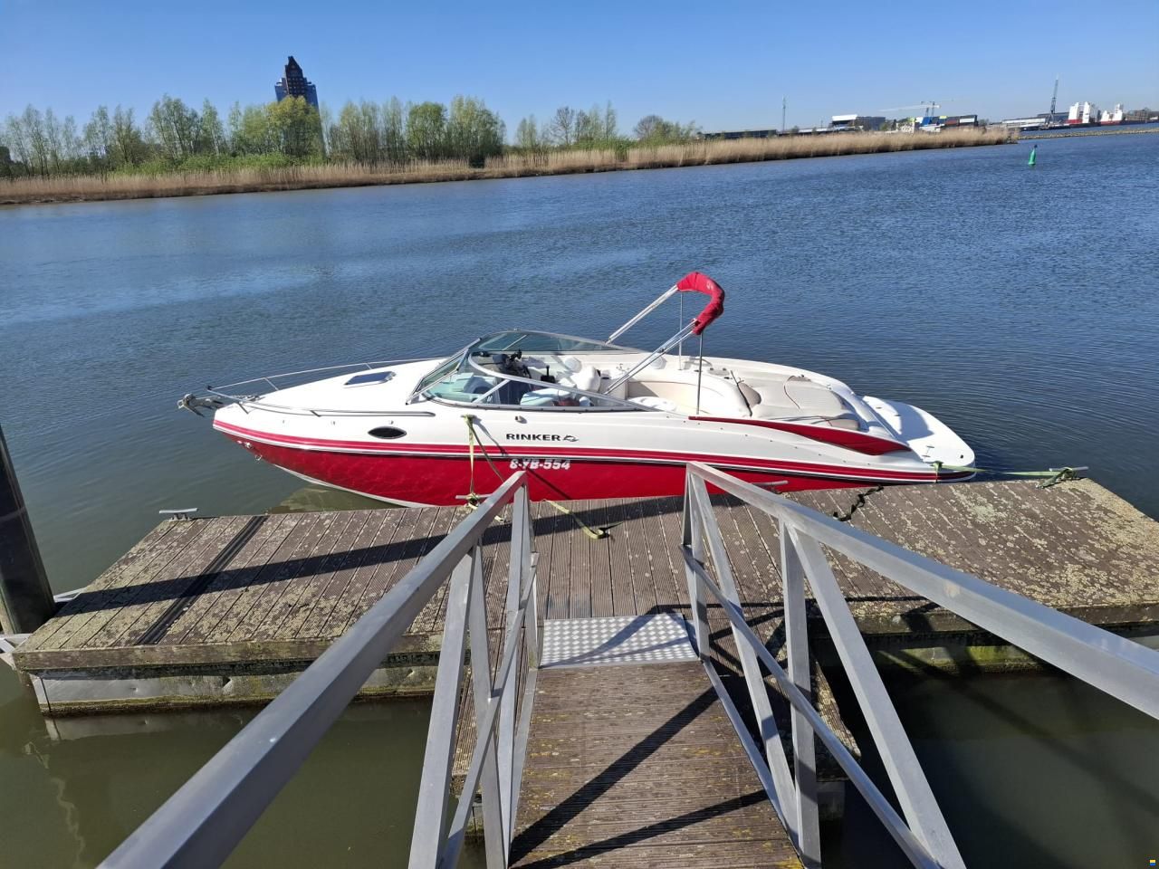 Rinker 246 Captiva Cuddy