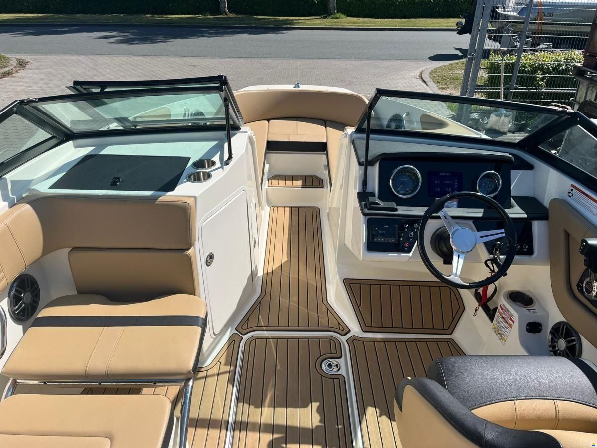 Sea Ray 210 SPX Outboard