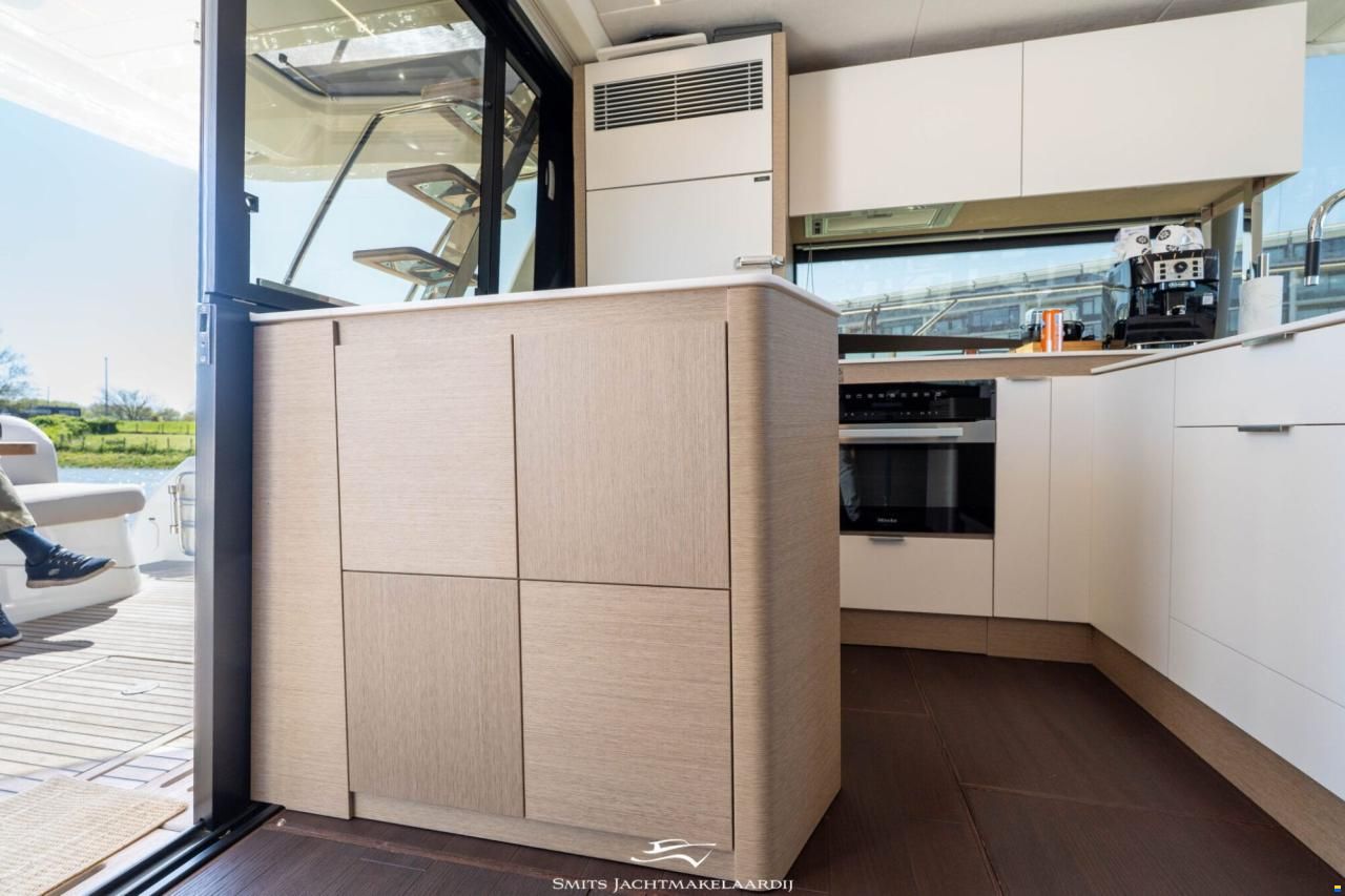 Prestige 590 Flybridge
