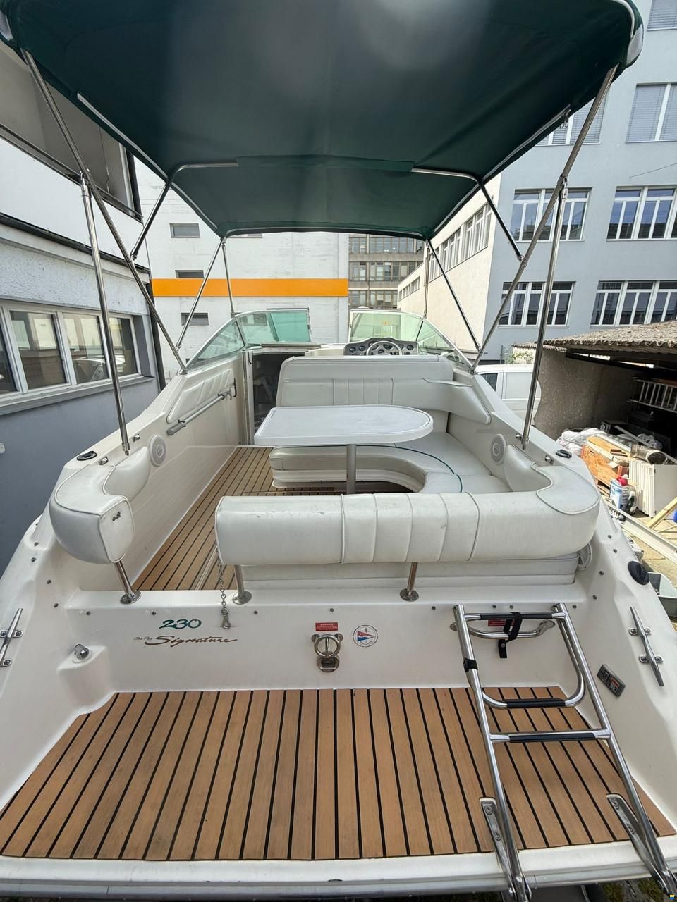 Sea Ray 230