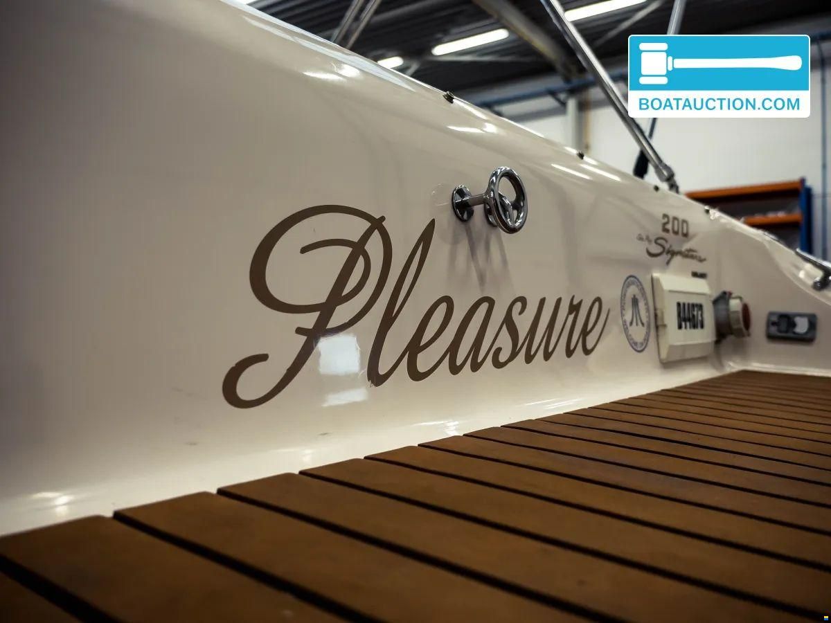 Sea Ray 200 Signature