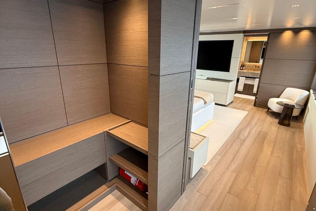 Ferretti Custom Line Navetta 42