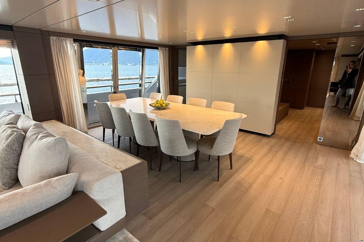 Ferretti Custom Line Navetta 42