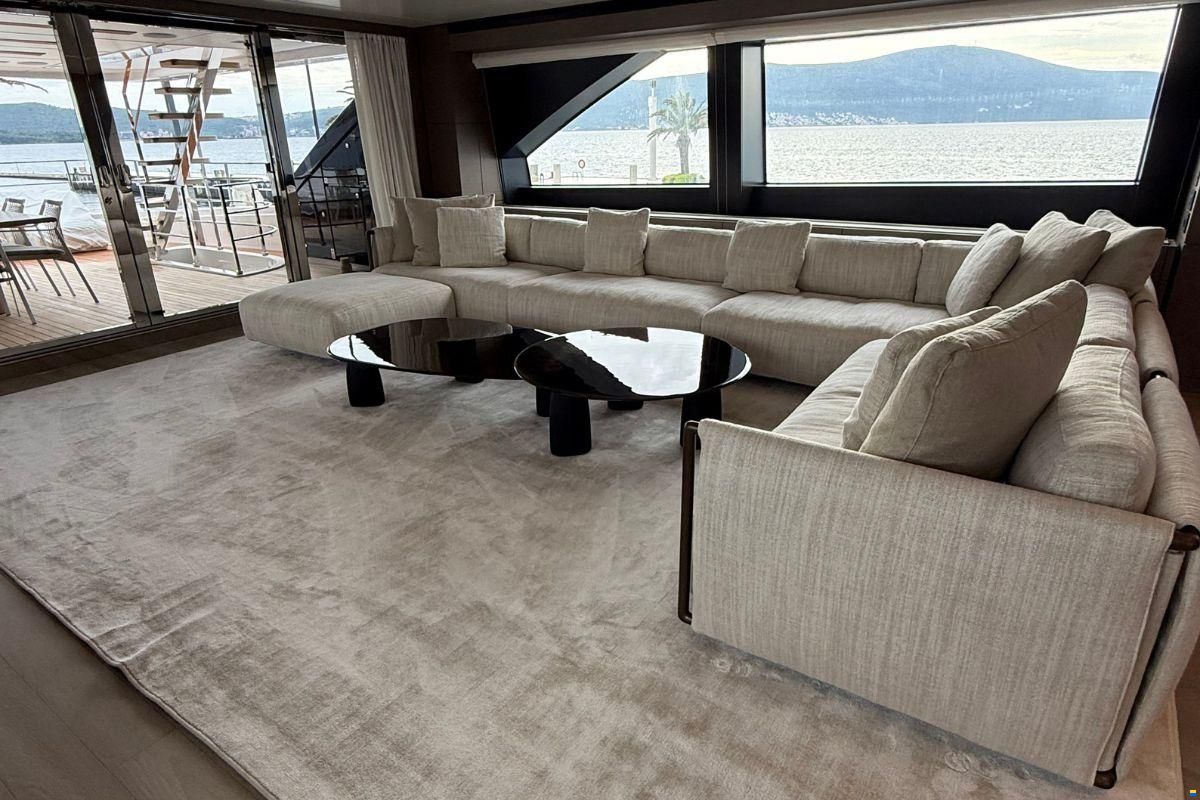 Ferretti Custom Line Navetta 42