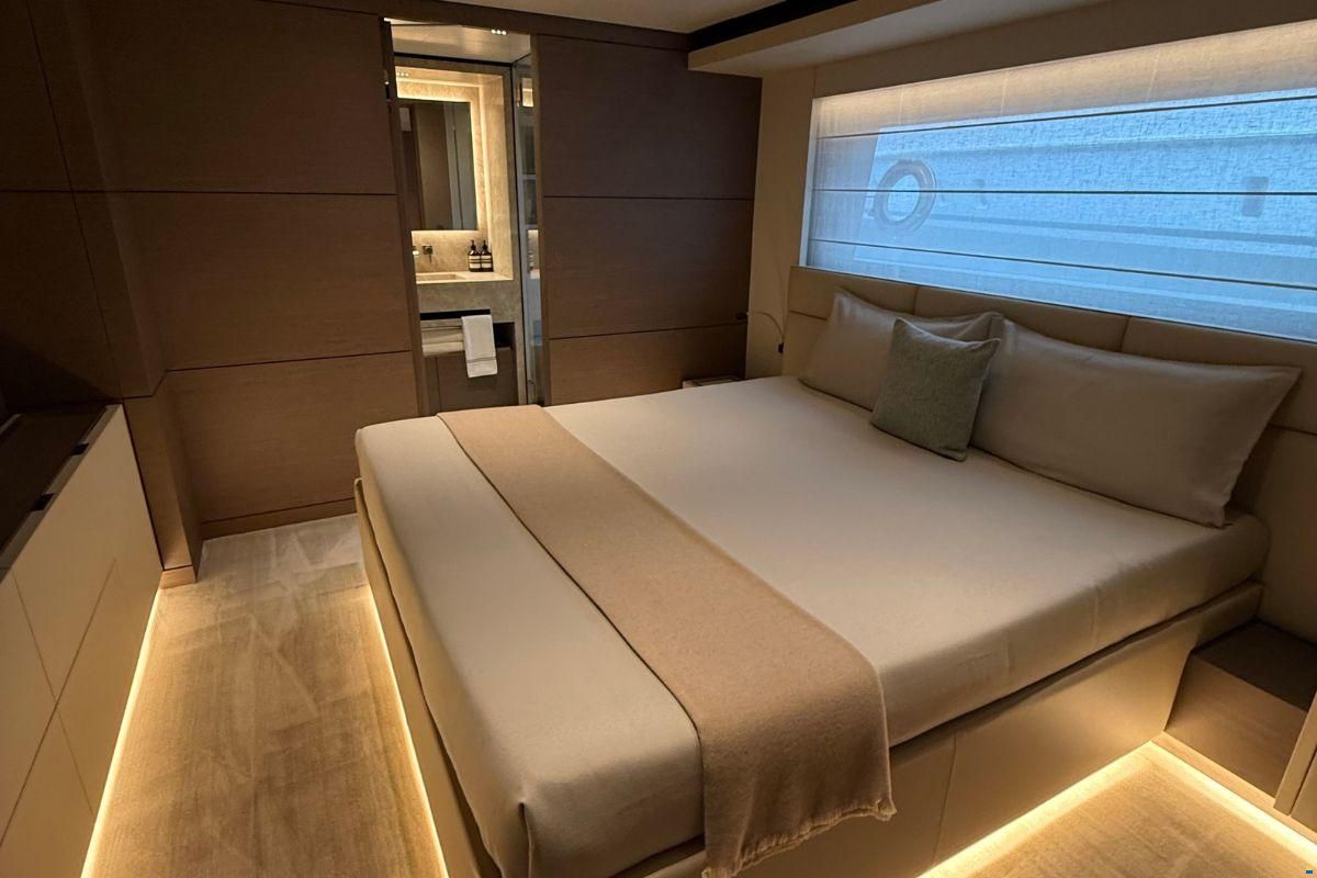 Ferretti Custom Line Navetta 42