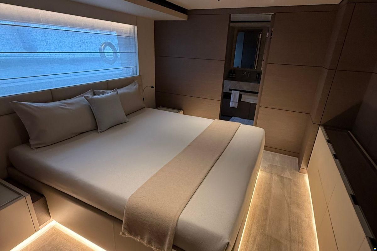 Ferretti Custom Line Navetta 42