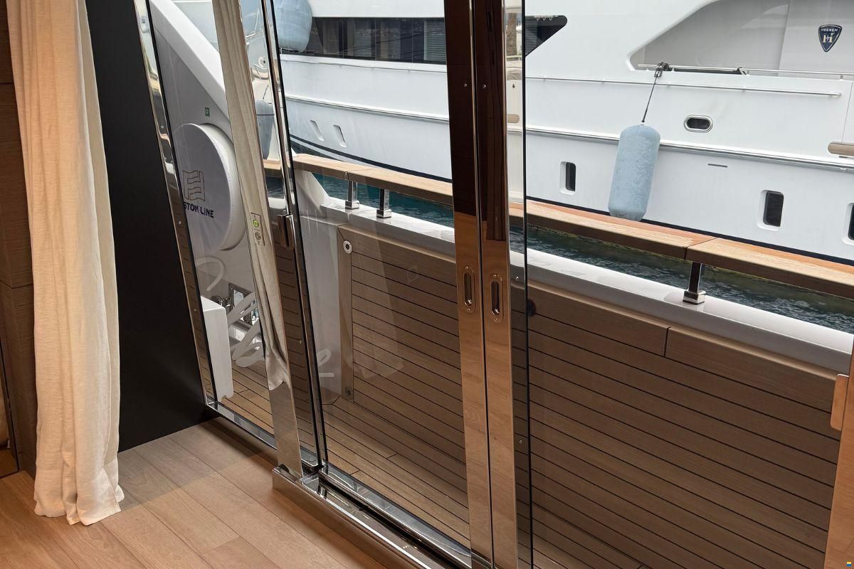 Ferretti Custom Line Navetta 42