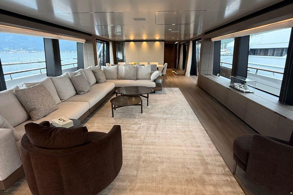 Ferretti Custom Line Navetta 42
