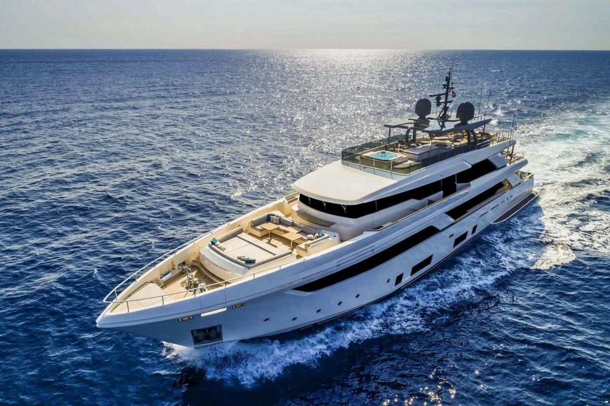 Ferretti Custom Line Navetta 42