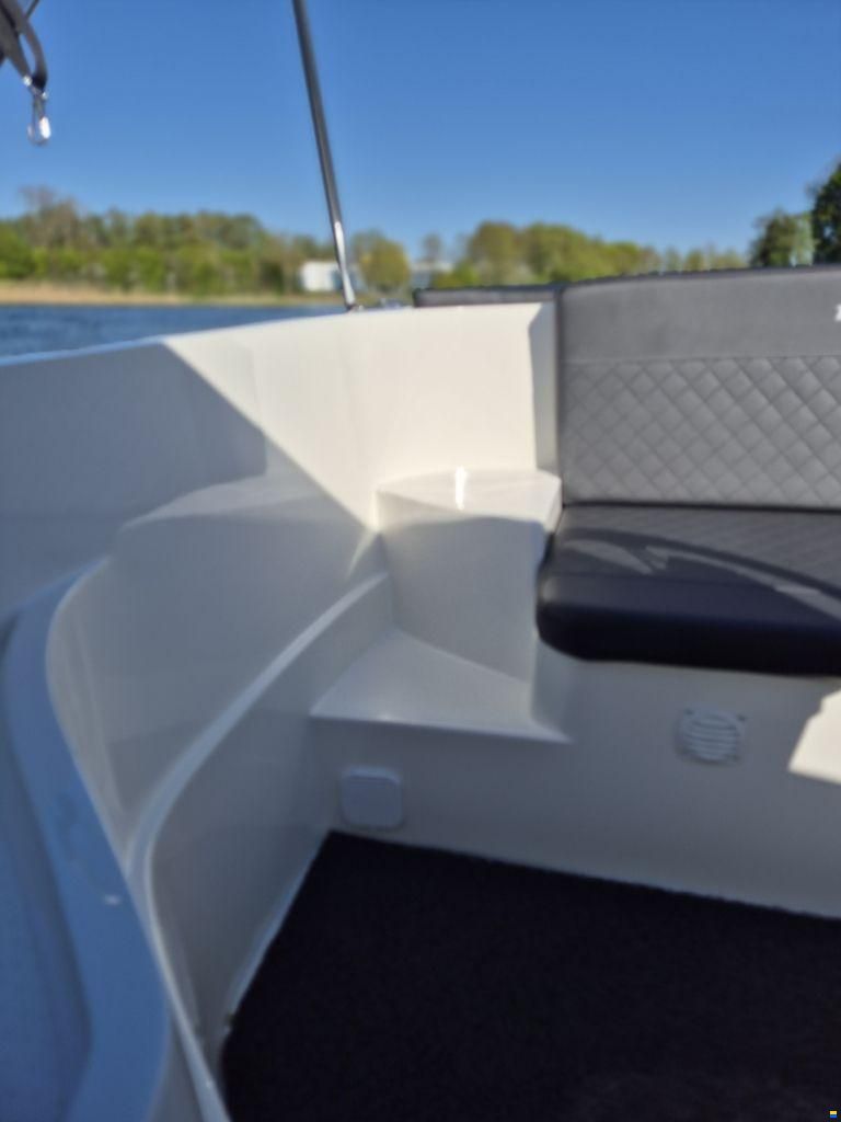 Topcraft 565 Tender